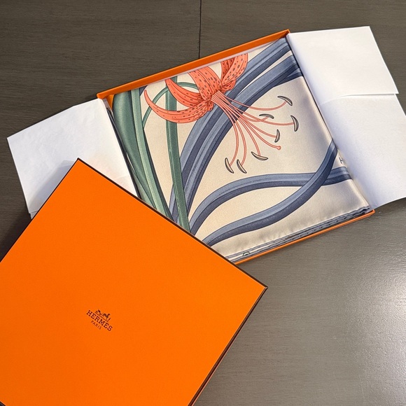 HERMES BOUQUET FINAL SILK TWILL SCARF 90 Gris Cendre / Orange / Vert - Picture 10 of 10